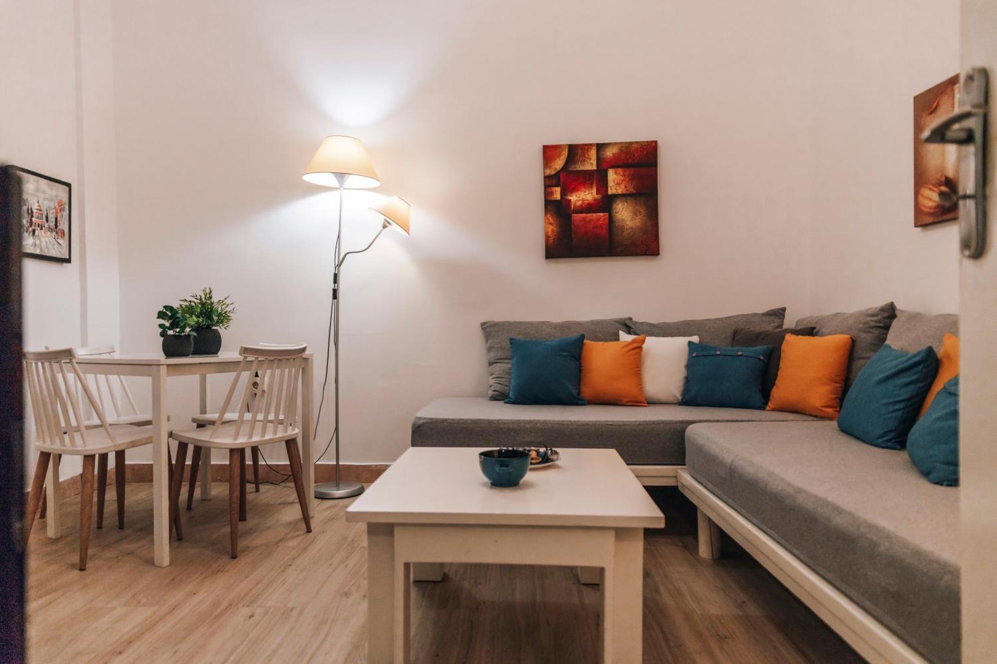 Monastiraki-Psiri, Old Town, 3-Bdr Apt, Sleep 6-10P, Spacious Court Yard Athen Eksteriør billede