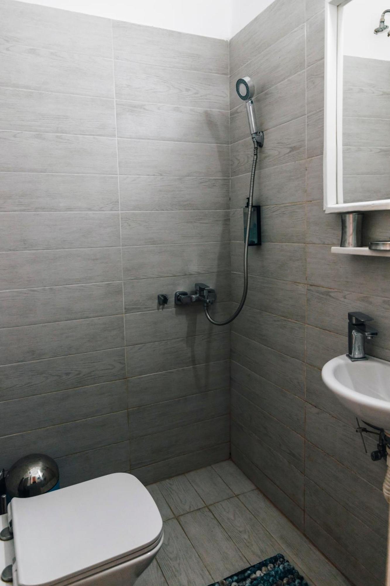 Monastiraki-Psiri, Old Town, 3-Bdr Apt, Sleep 6-10P, Spacious Court Yard Athen Eksteriør billede