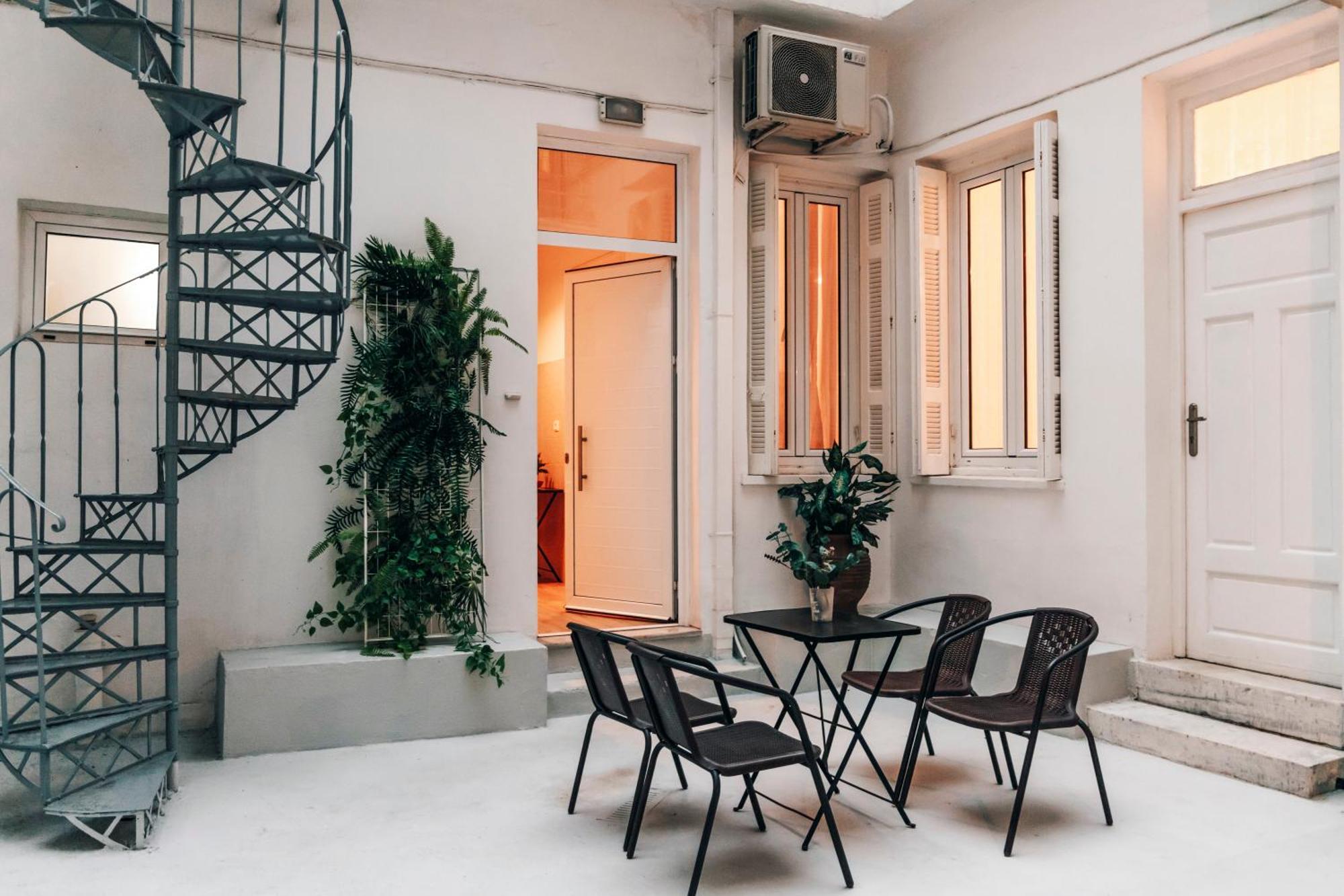 Monastiraki-Psiri, Old Town, 3-Bdr Apt, Sleep 6-10P, Spacious Court Yard Athen Eksteriør billede